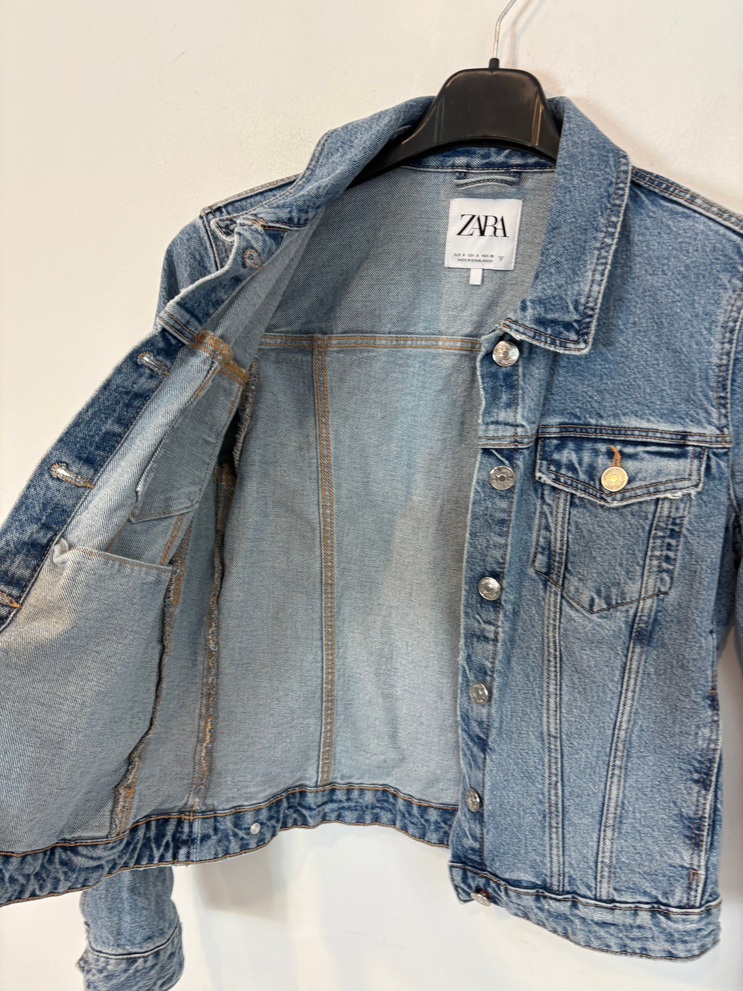 ZARA. Cazadora denim