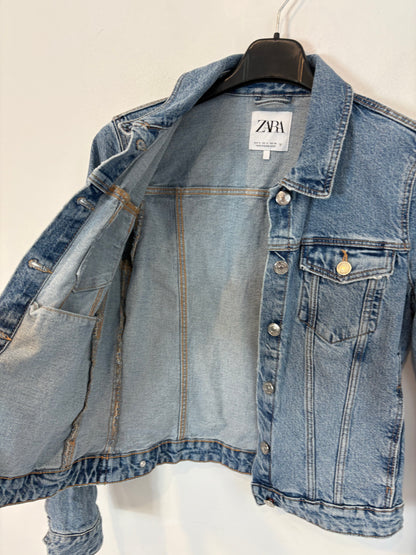 ZARA. Cazadora denim