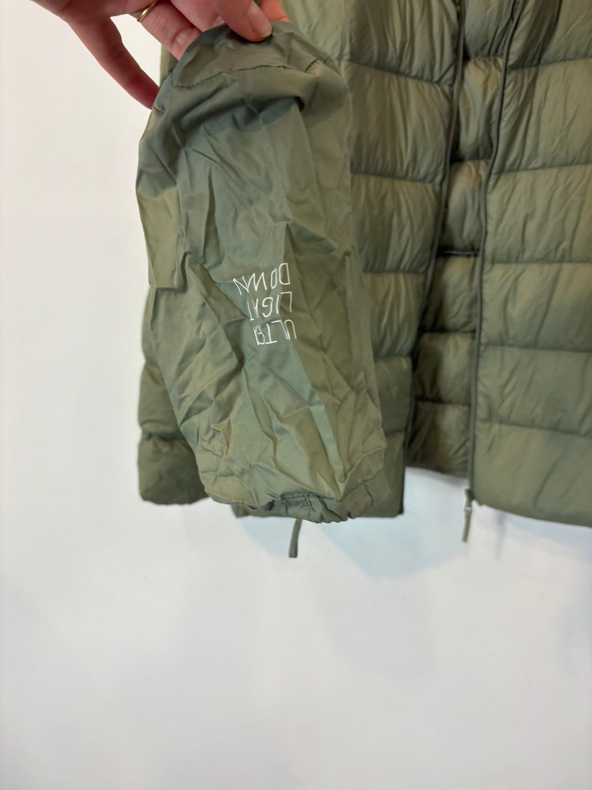 UNIQLO. Chaqueta verde claro ultraligera