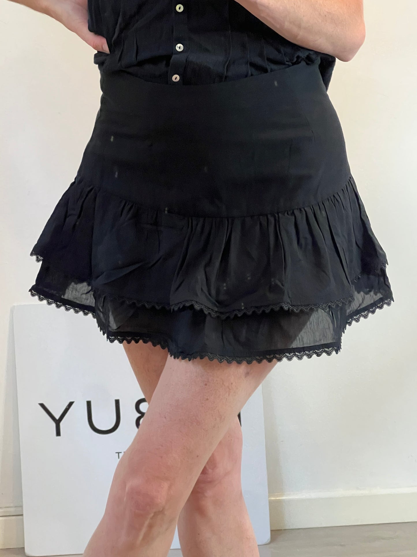 ZARA. Falda corta negra volantes T.s