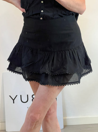 ZARA. Falda corta negra volantes T.s