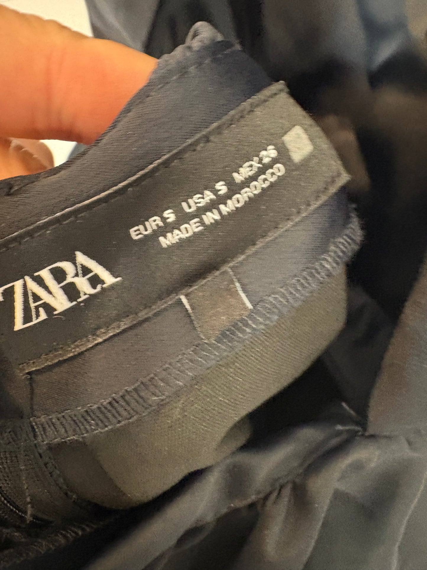 ZARA. Vestido negro detalle espalda