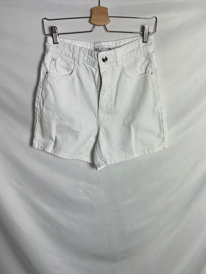 ZARA. Bermudas blancas denim. T 36