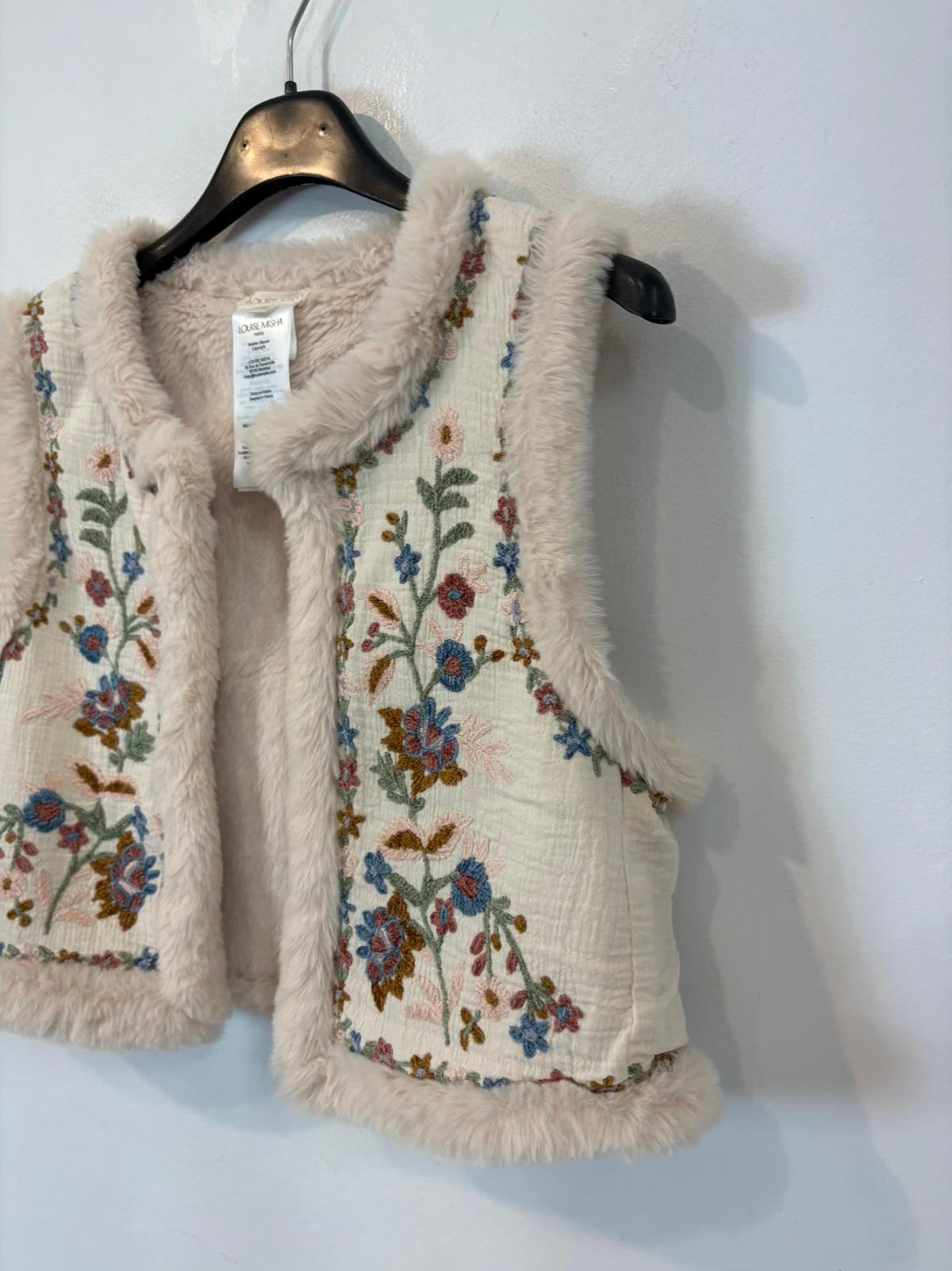 LOUISE MISHA. Chaleco beige bordados pelito