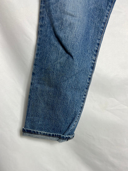 LEVI'S. Medium wash straight-leg denim. Size 38