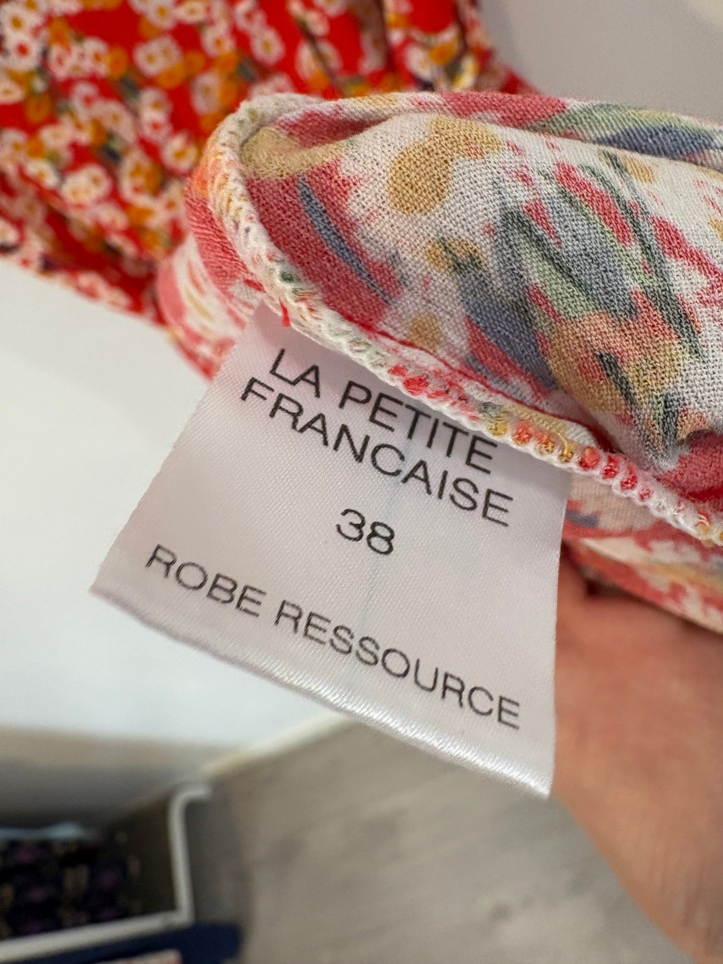 LA PETIT FRANCAISE. Vestido rojo fluido abotonado