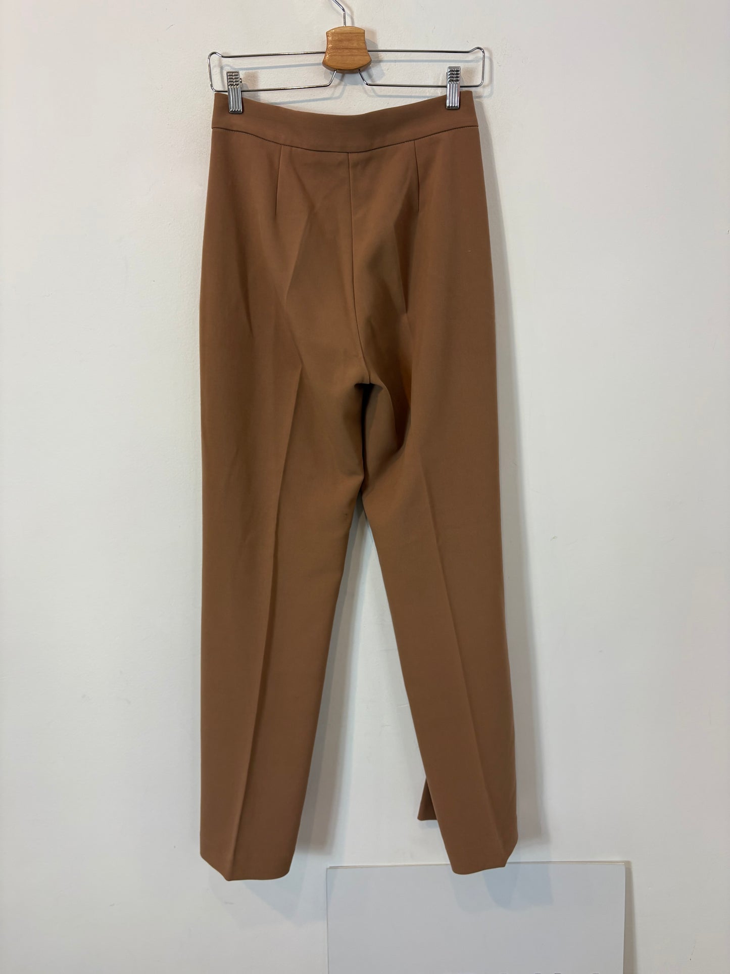 Total look pantalón y chaleco camel