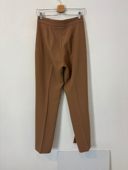 Total look pantalón y chaleco camel