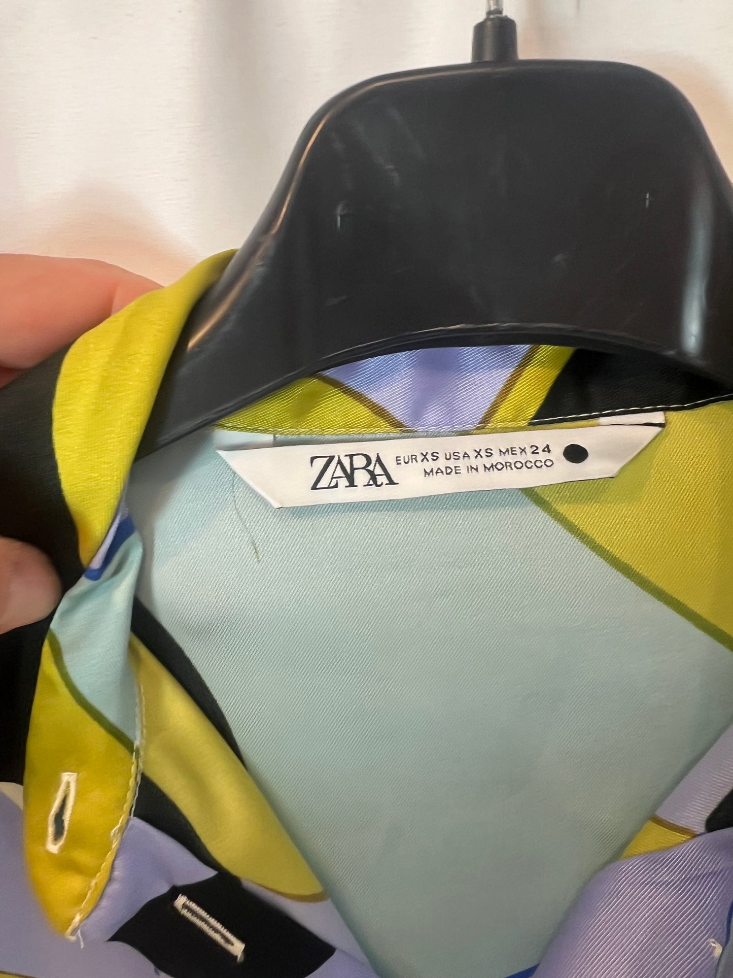 ZARA. Flowy blouse with retro print. Size XS