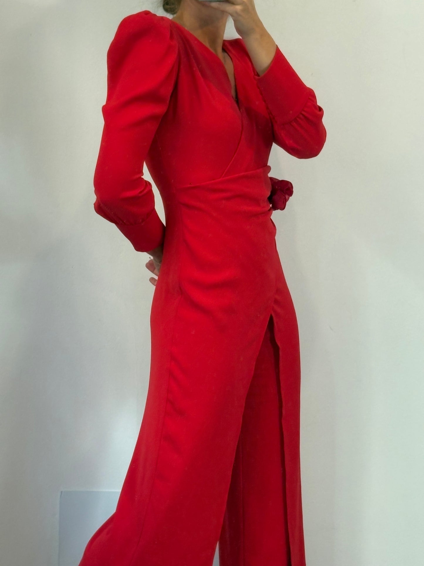 CONCHITA SAIZ. Mono largo rojo efecto vestido