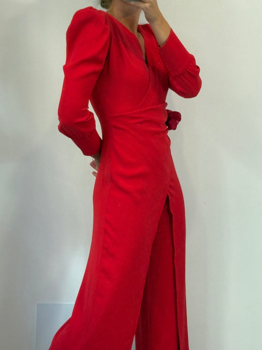 CONCHITA SAIZ. Mono largo rojo efecto vestido