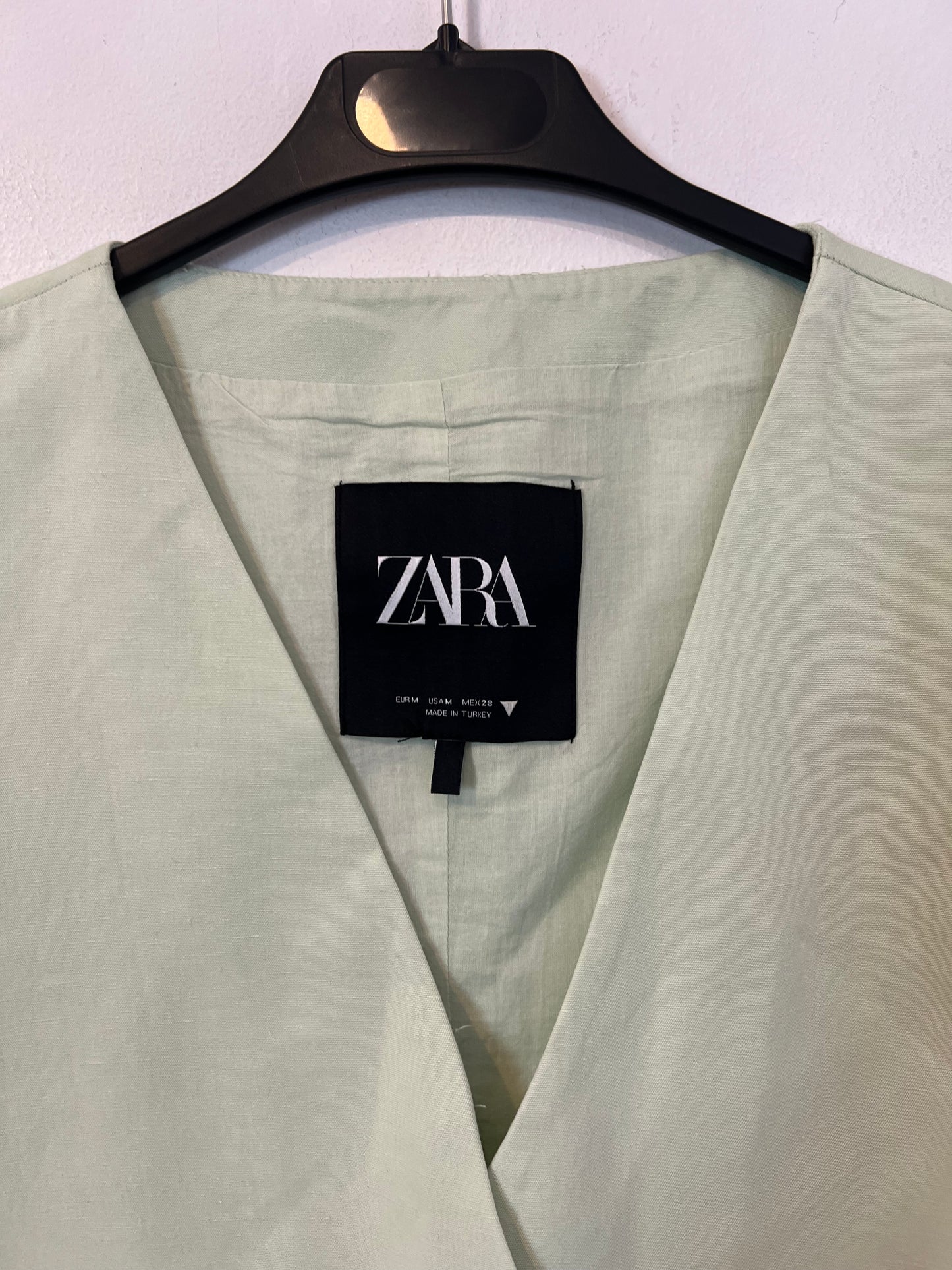 ZARA. Chaleco verde cropped