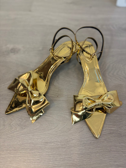 ZARA. Sandalia dorada lazo