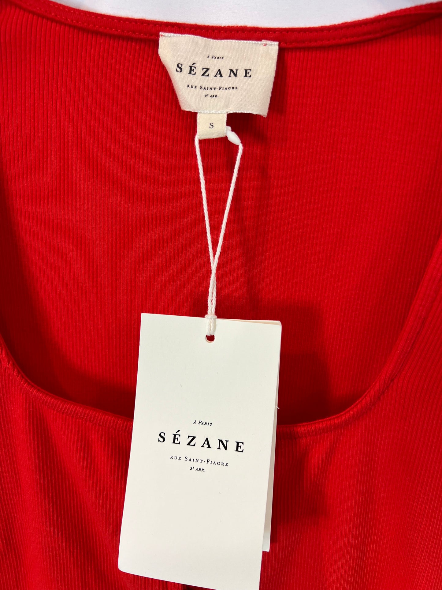 SEZANE. Top rojo canalé botones T.s