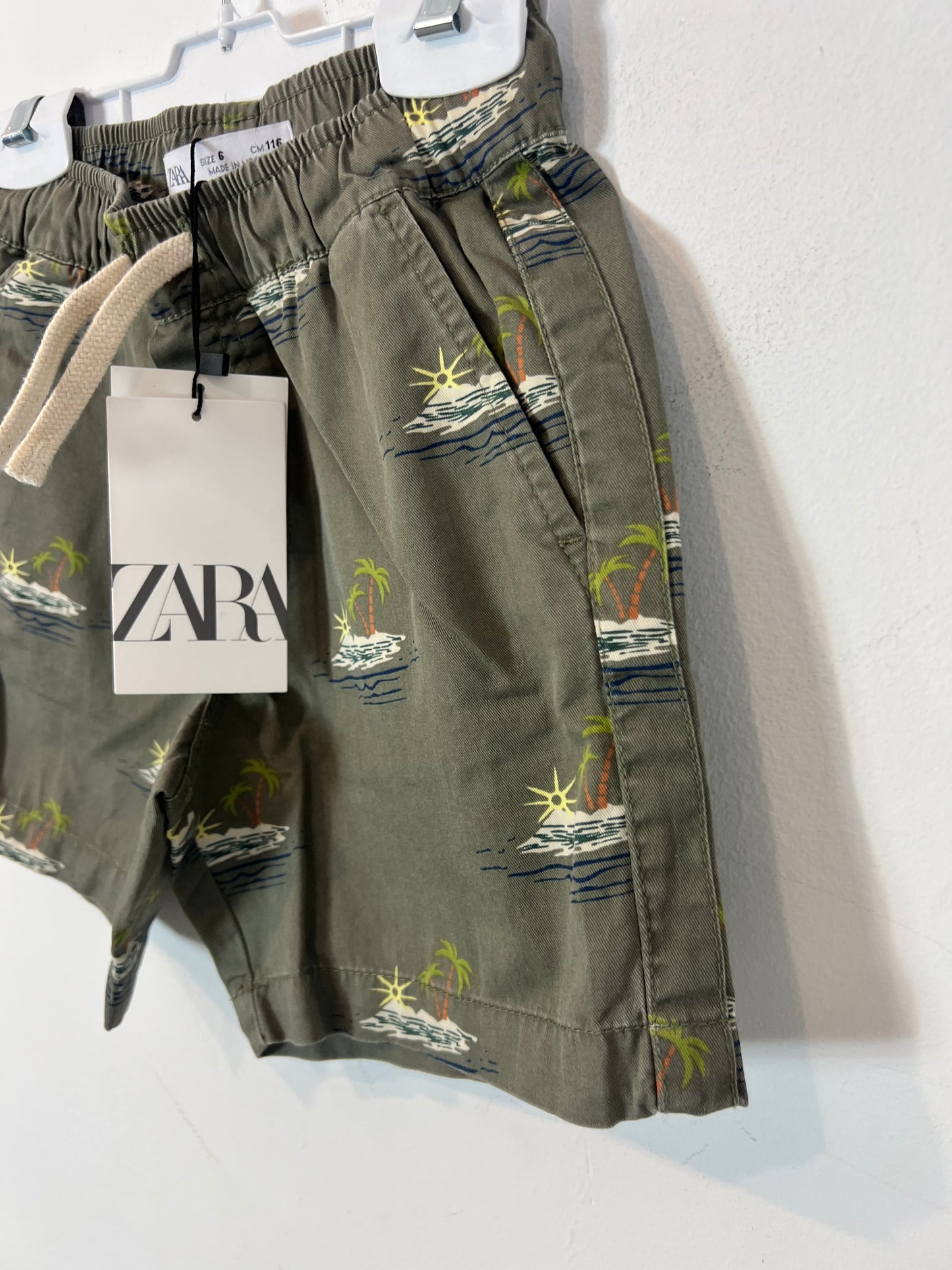 ZARA. Bermuda verde estampada. T 6 años