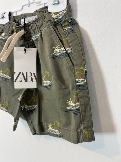 ZARA. Bermuda verde estampada. T 6 años