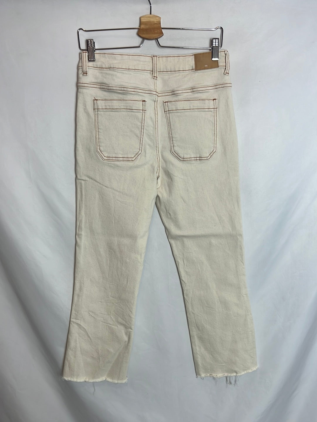 ZARA. Pantalón beige costura T.40