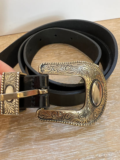 ZARA. Cinturón piel hebilla dorada. T 85