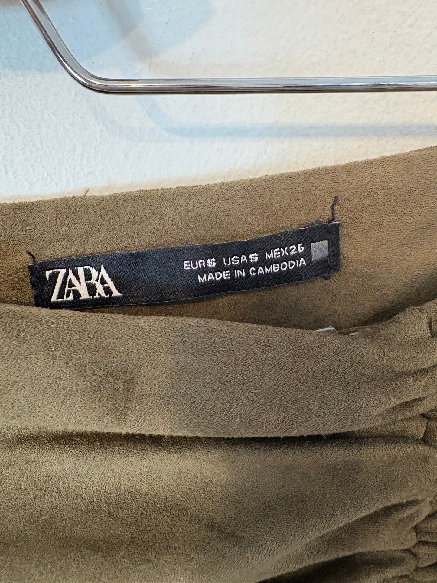 ZARA. Falda midi verde efecto piel