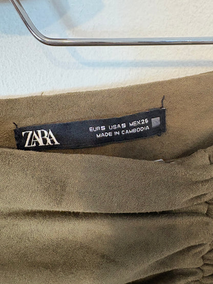 ZARA. Falda midi verde efecto piel
