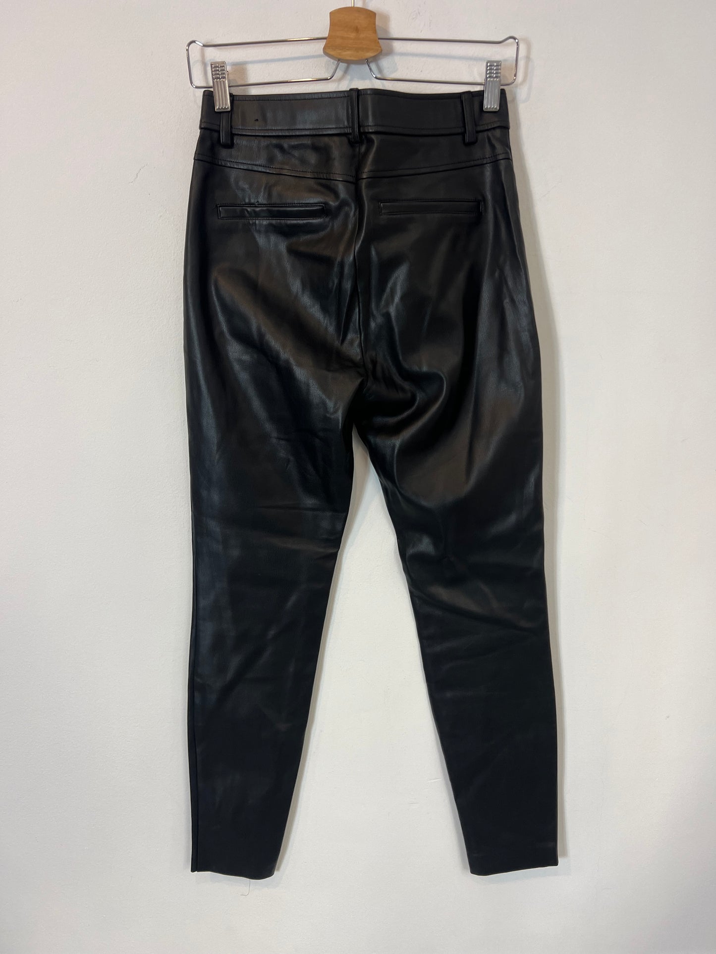 ZARA. pantalón negro efecto piel. T M