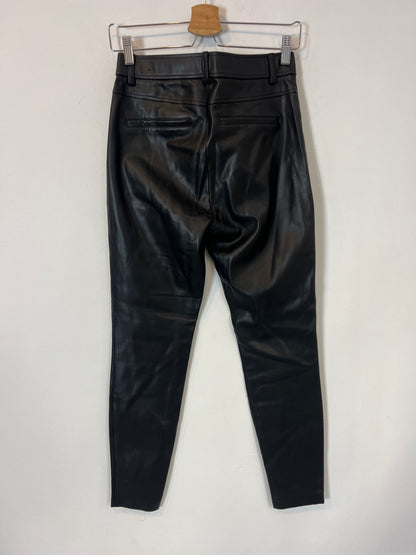 ZARA. pantalón negro efecto piel. T M