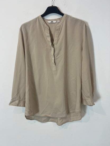 UNIQLO. Flowy beige blouse. TS