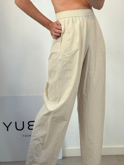 MANGO. Pantalón beige textura