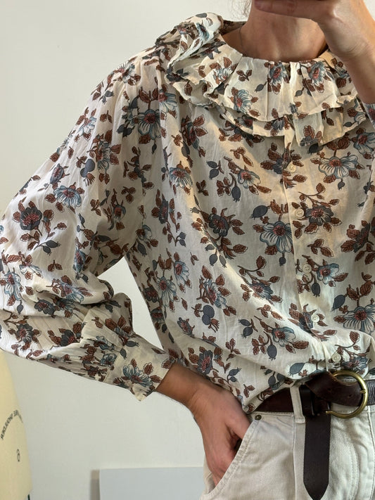 PETITE MENDIGOTE. Blusa estampada  cuello volante