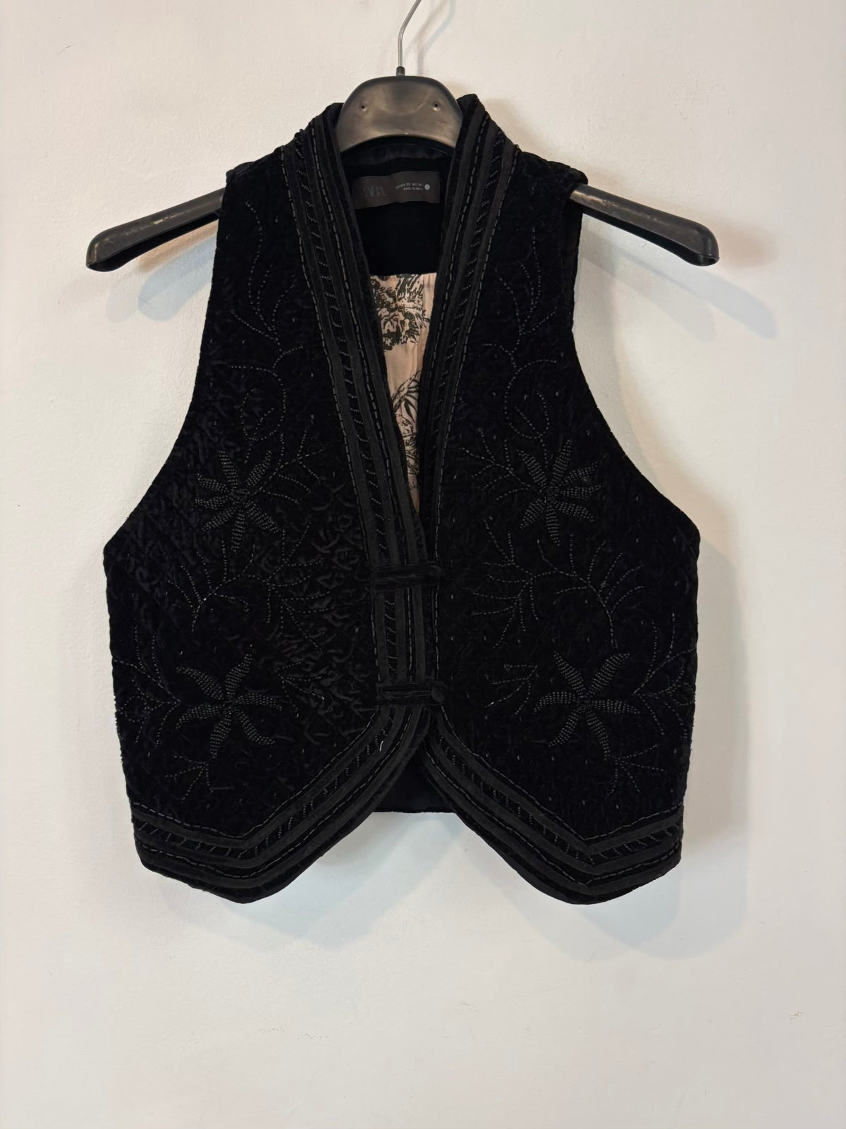 ZARA. Chaleco negro terciopelo cuentas
