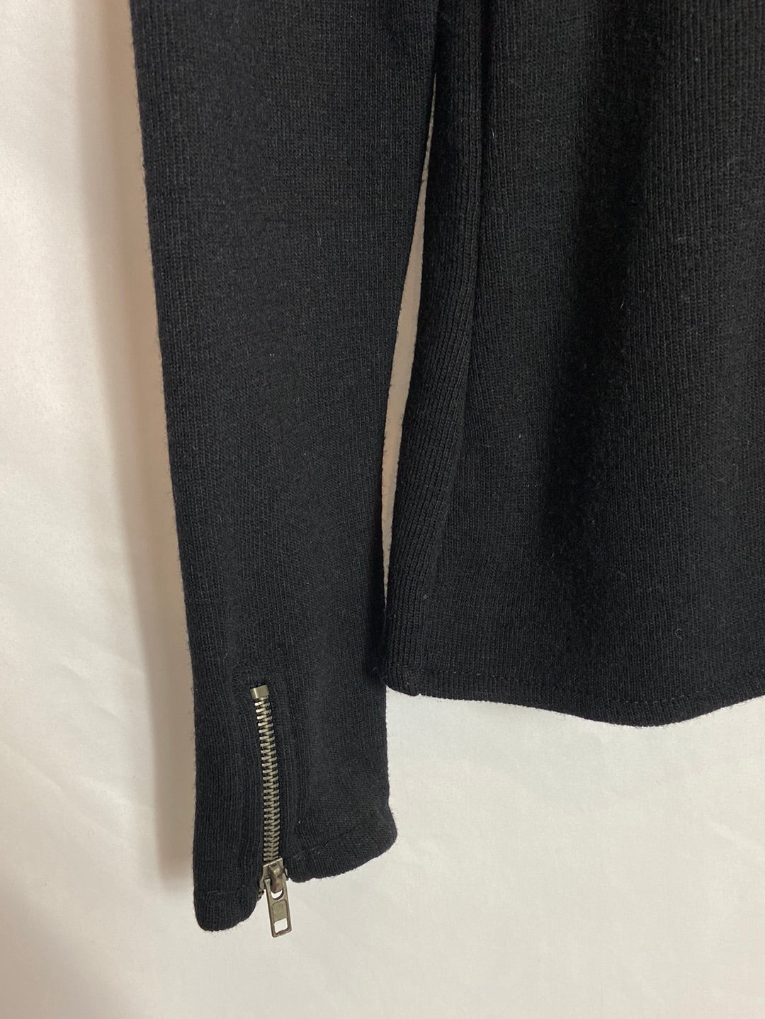 ZARA. Chaqueta negra textura T. M