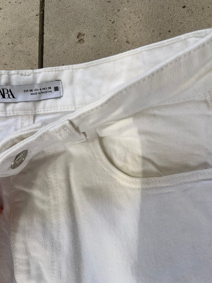 ZARA. Bermuda denim blanca. T 36
