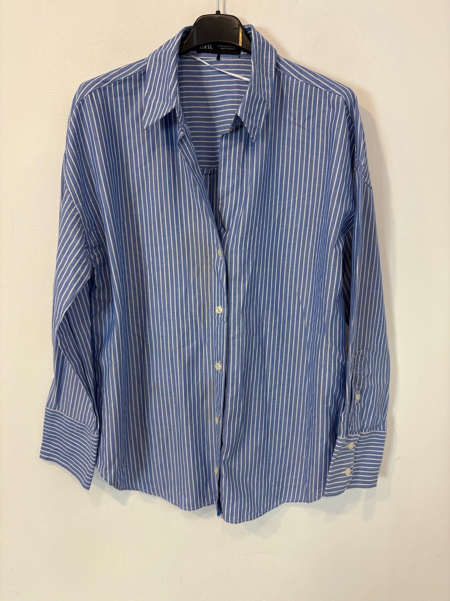ZARA. Camisa azul rayas