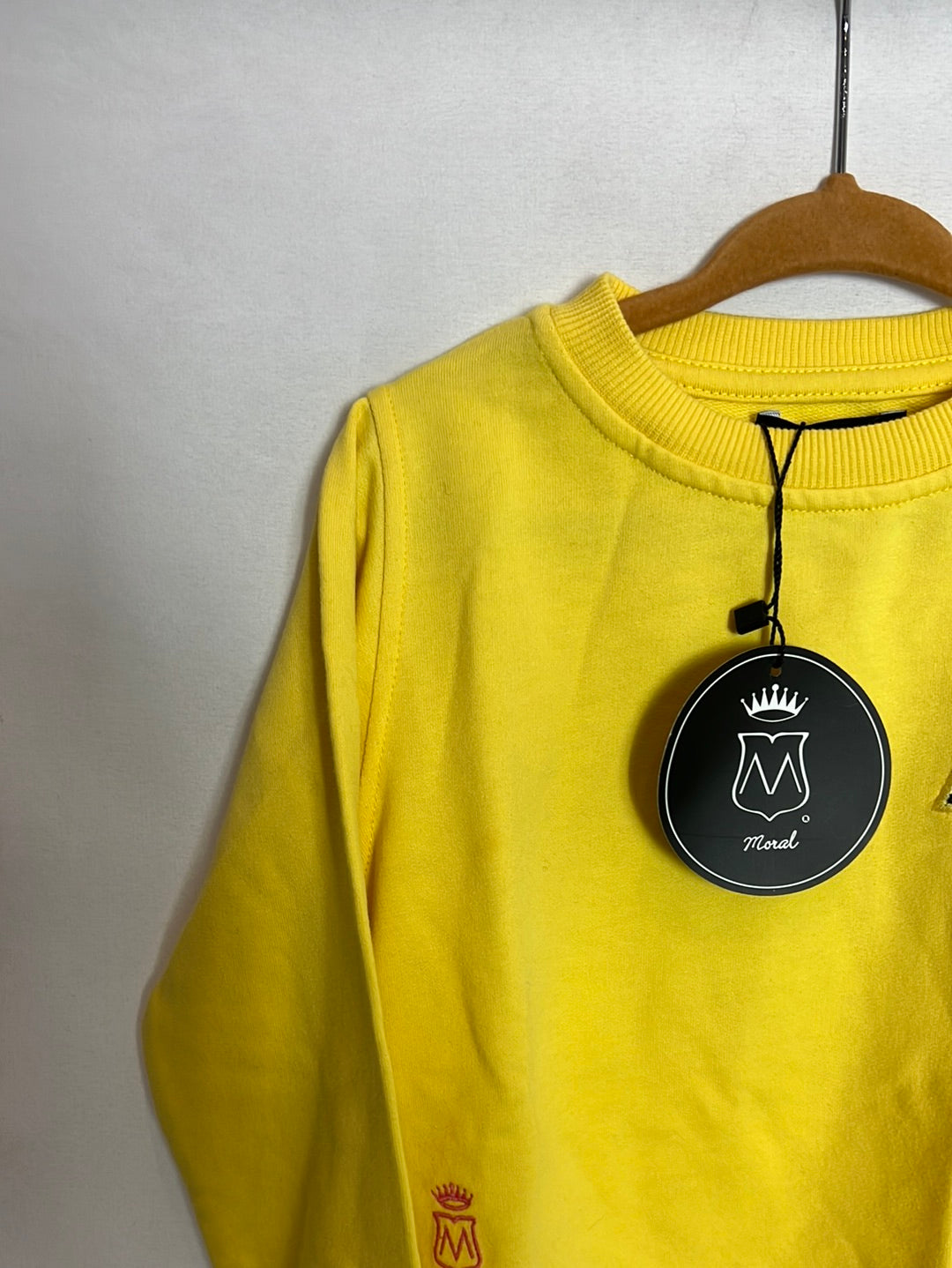 MORAL. Sudadera amarilla letra. T 2 años