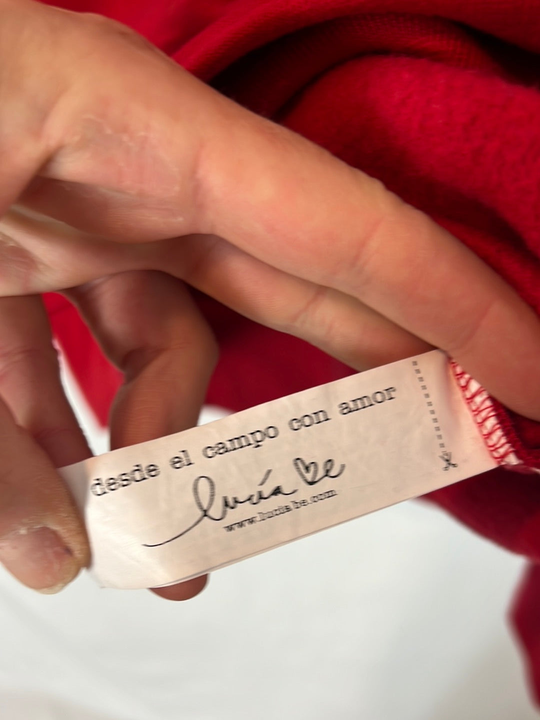 LUCIA BE. Sudadera roja slogan. T S