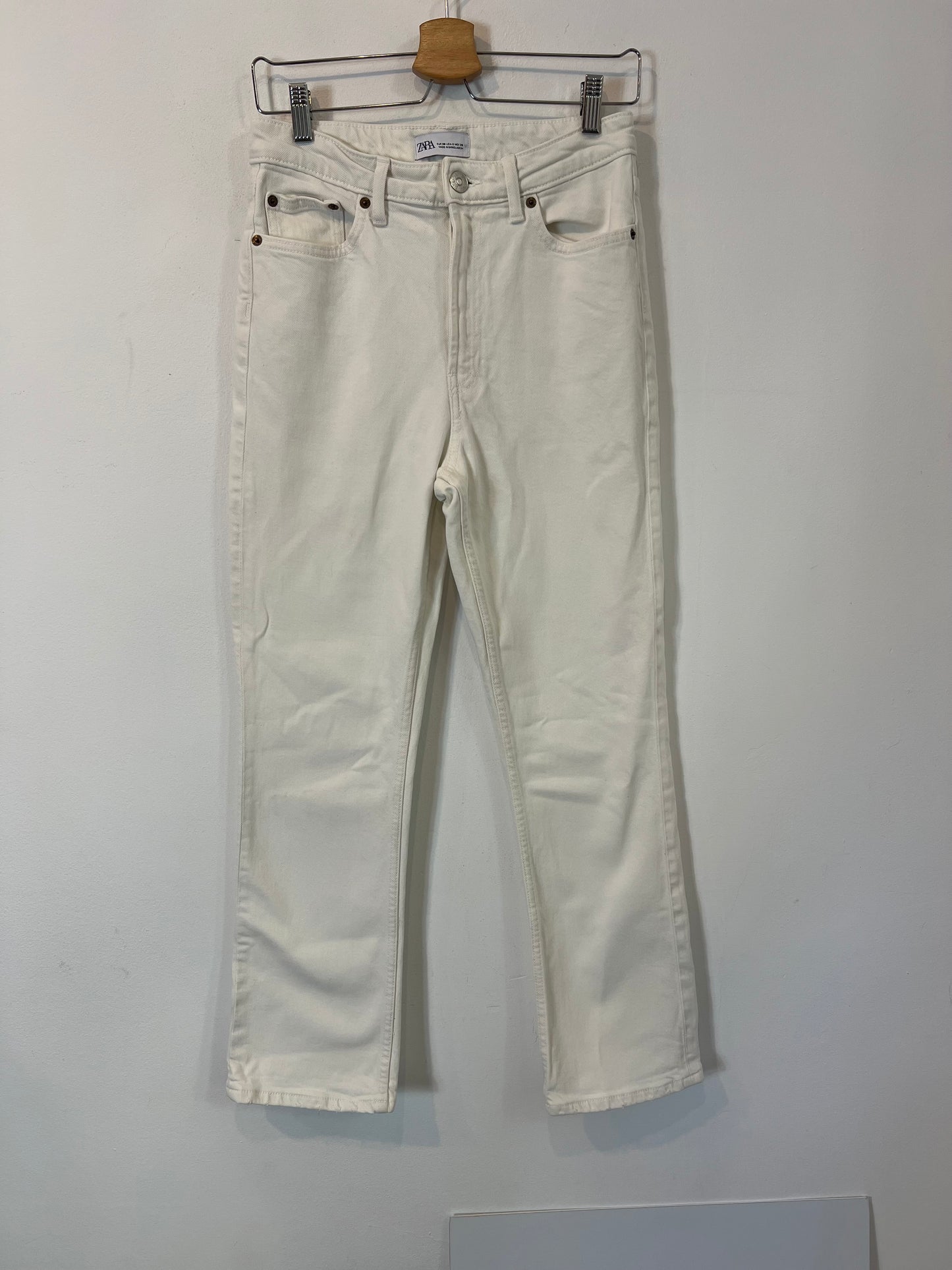 ZARA. Pantalón recto blanco  T.38