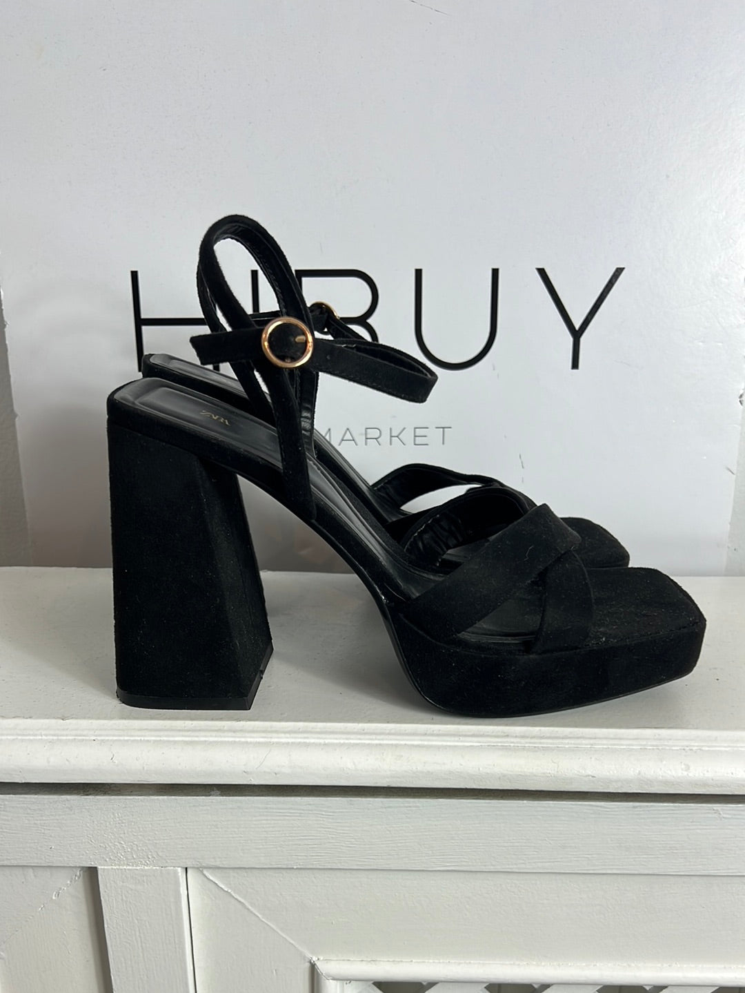 ZARA. Sandalia negra plataforma. T 39