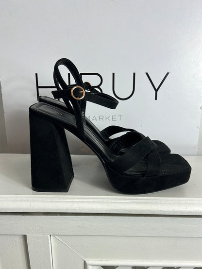 ZARA. Sandalia negra plataforma. T 39