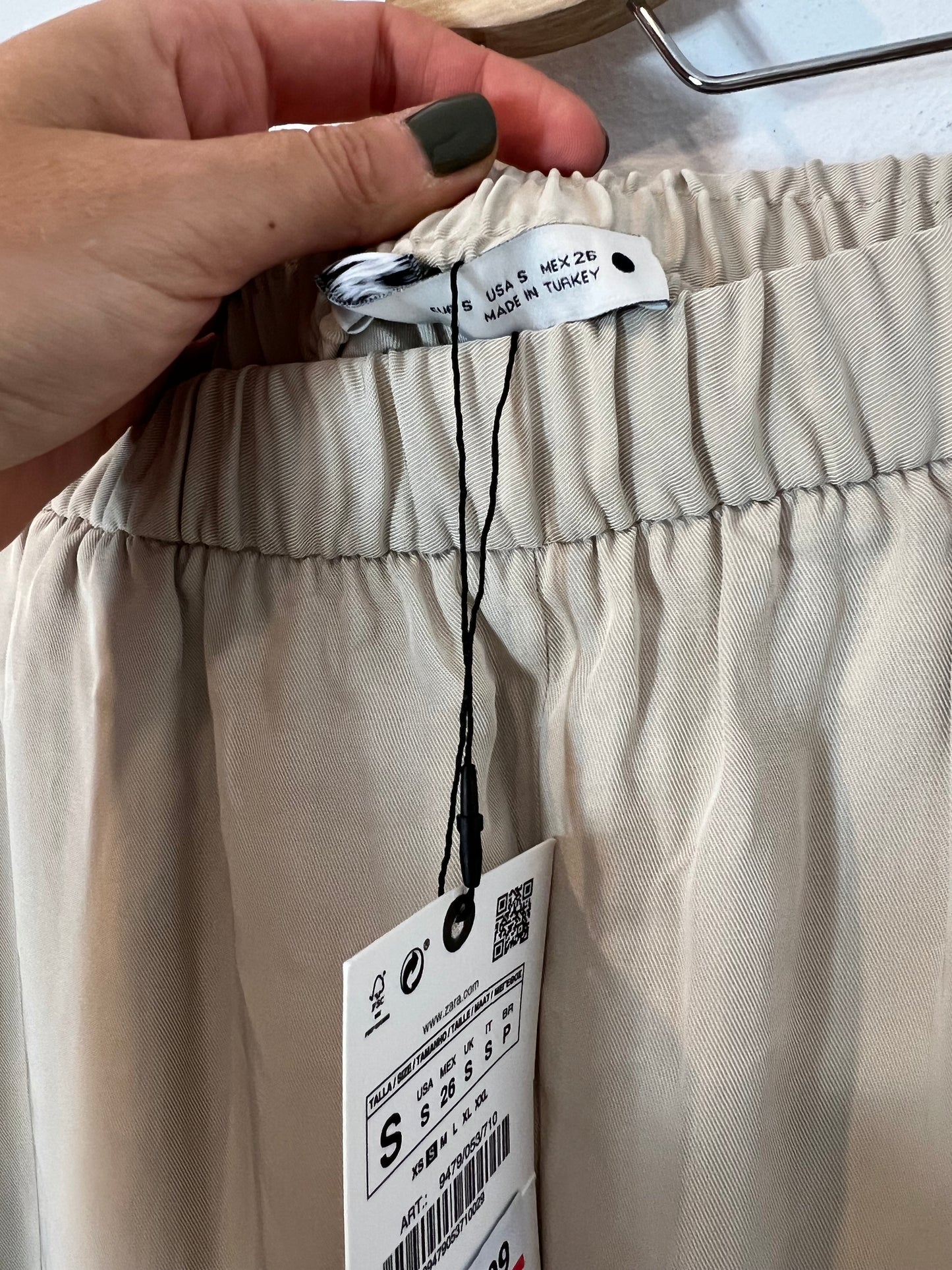 ZARA. Flowy beige wide-legged trousers. TS