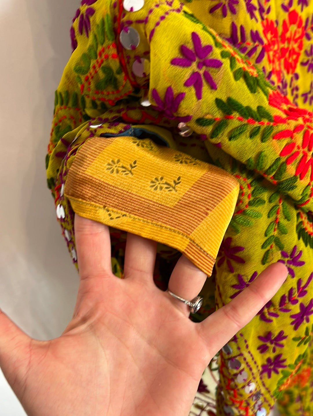 BASYCO. Pantalón texturas y pedrería colores. T U (M)