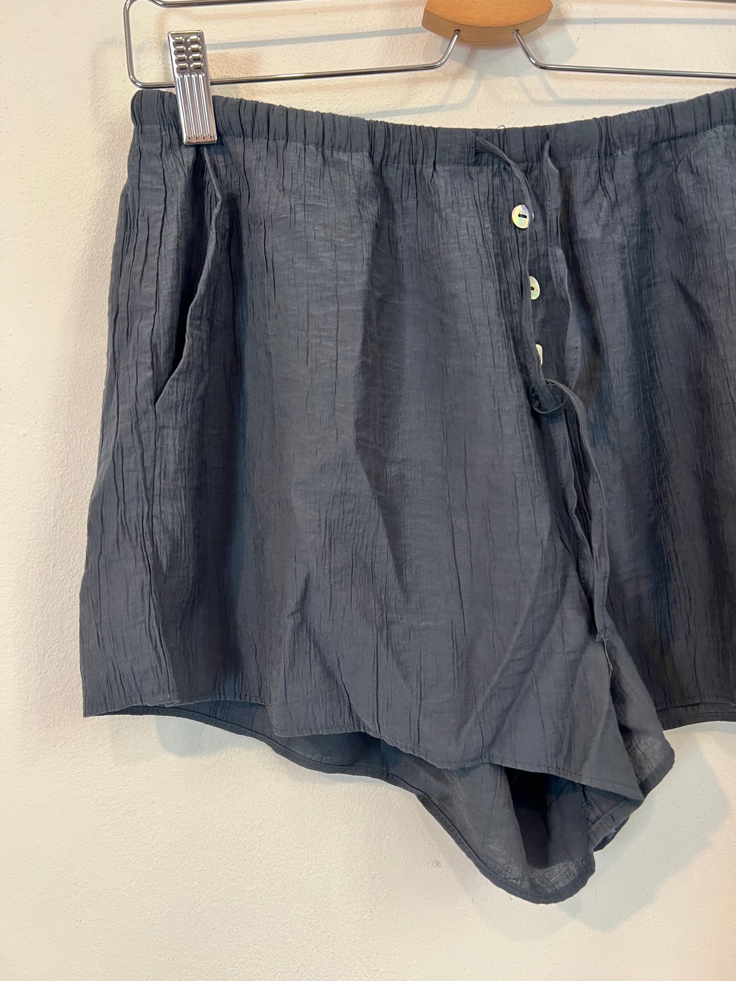 ZARA. Conjunto fluido gris blusa y shorts