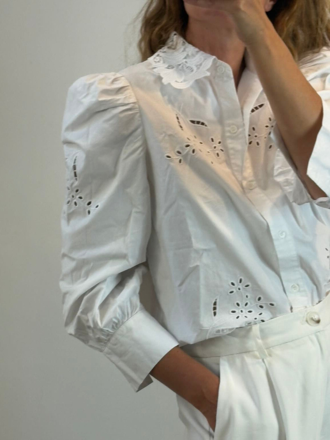 ZARA. Camisa blanca detalles troquelados
