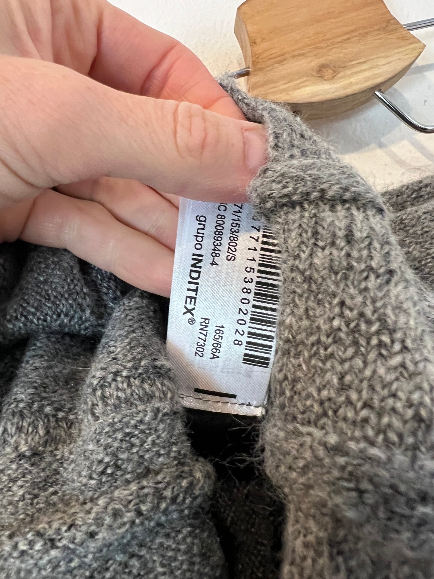 ZARA. Falda gris punto plisada