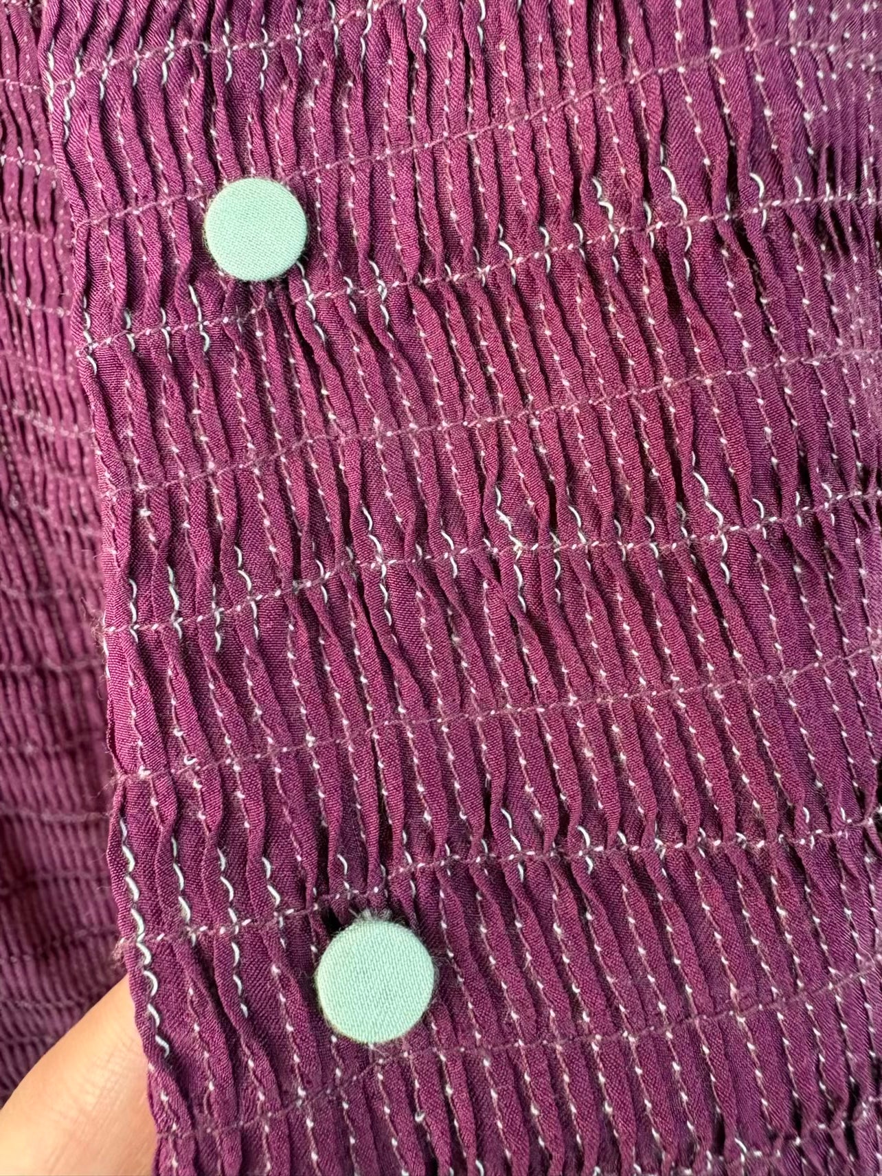 SHADES OF INDIA. Chaqueta berenjena bordada a mano