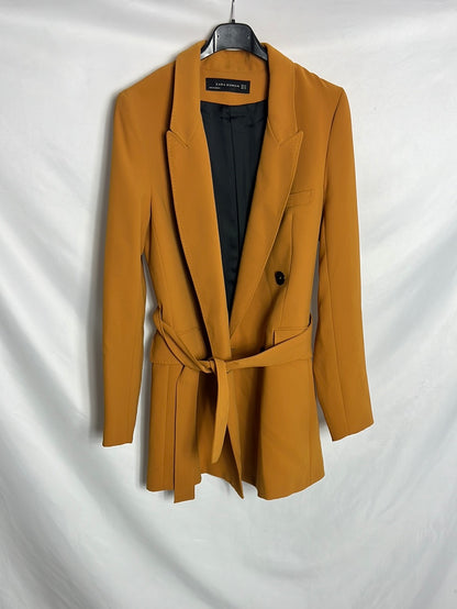 ZARA. Blazer larga mostaza. T XS (tara)