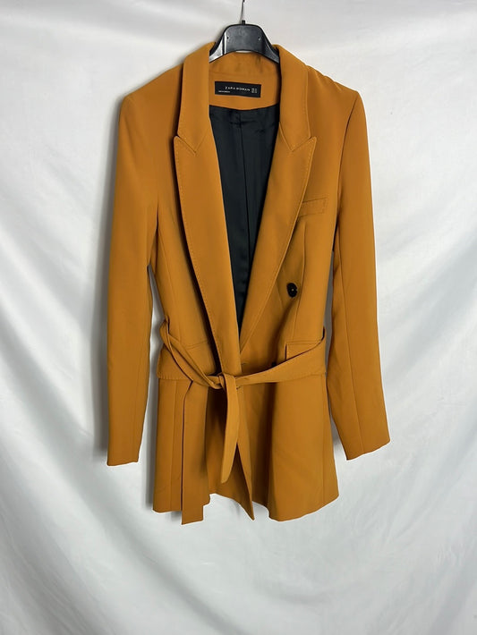 ZARA. Blazer larga mostaza. T XS (tara)