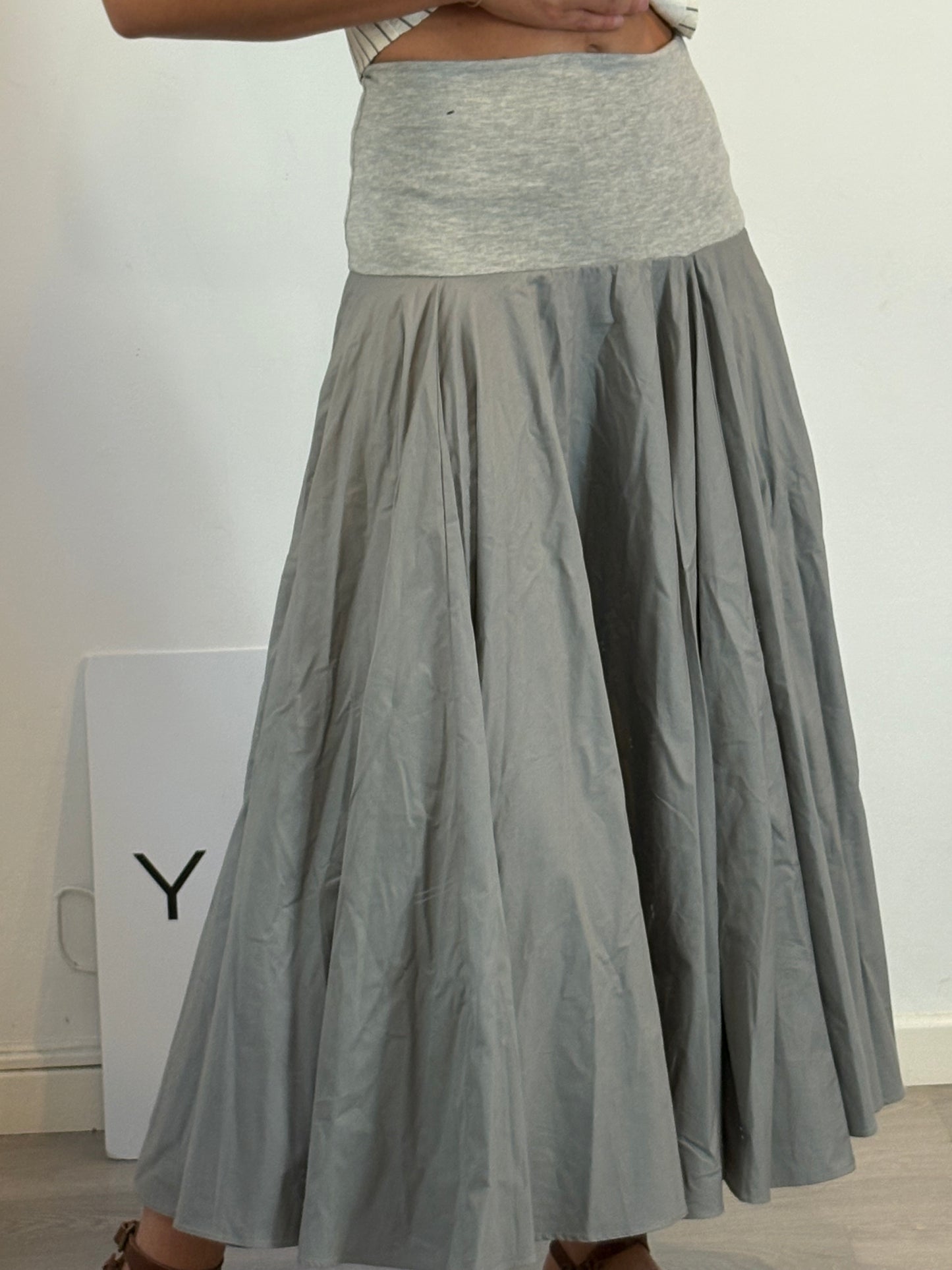 GIMAGUAS. Vestido/falda gris vuelo  Tu(s)