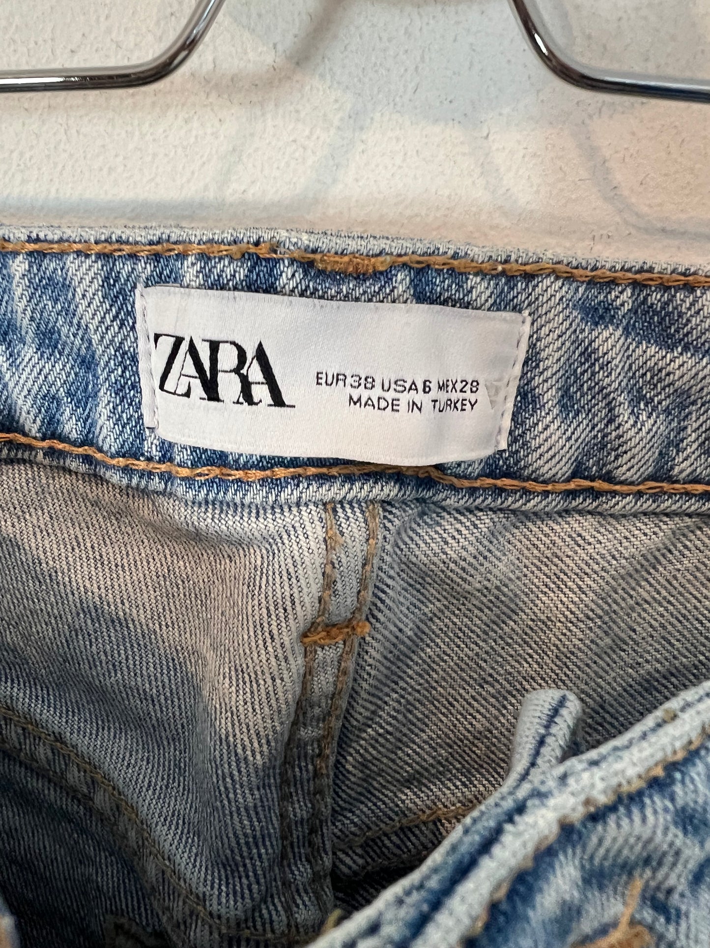 ZARA. Denim estilo mom fit. T 38