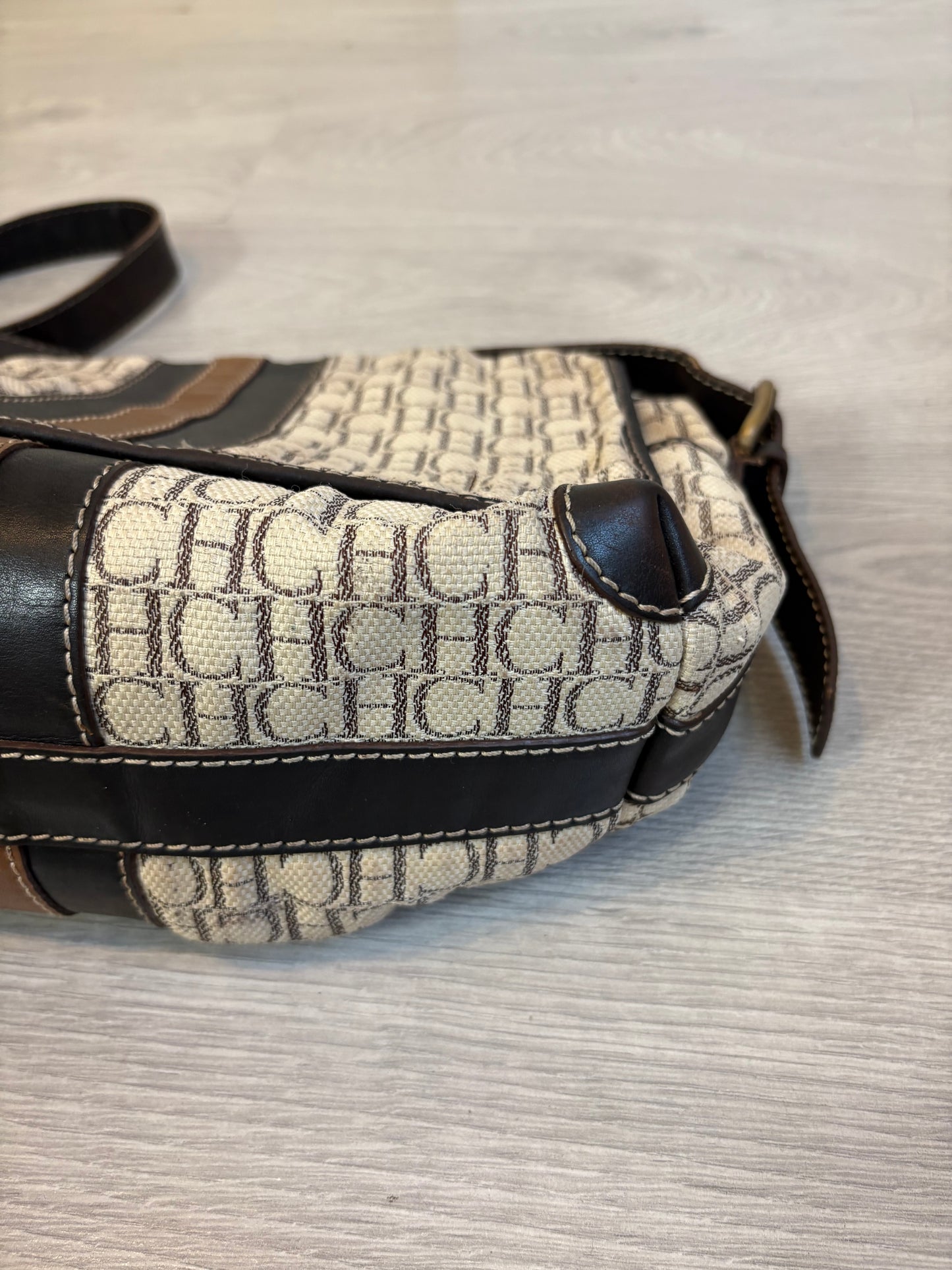 CAROLINA HERRERA. Bolso  asa larga con piel