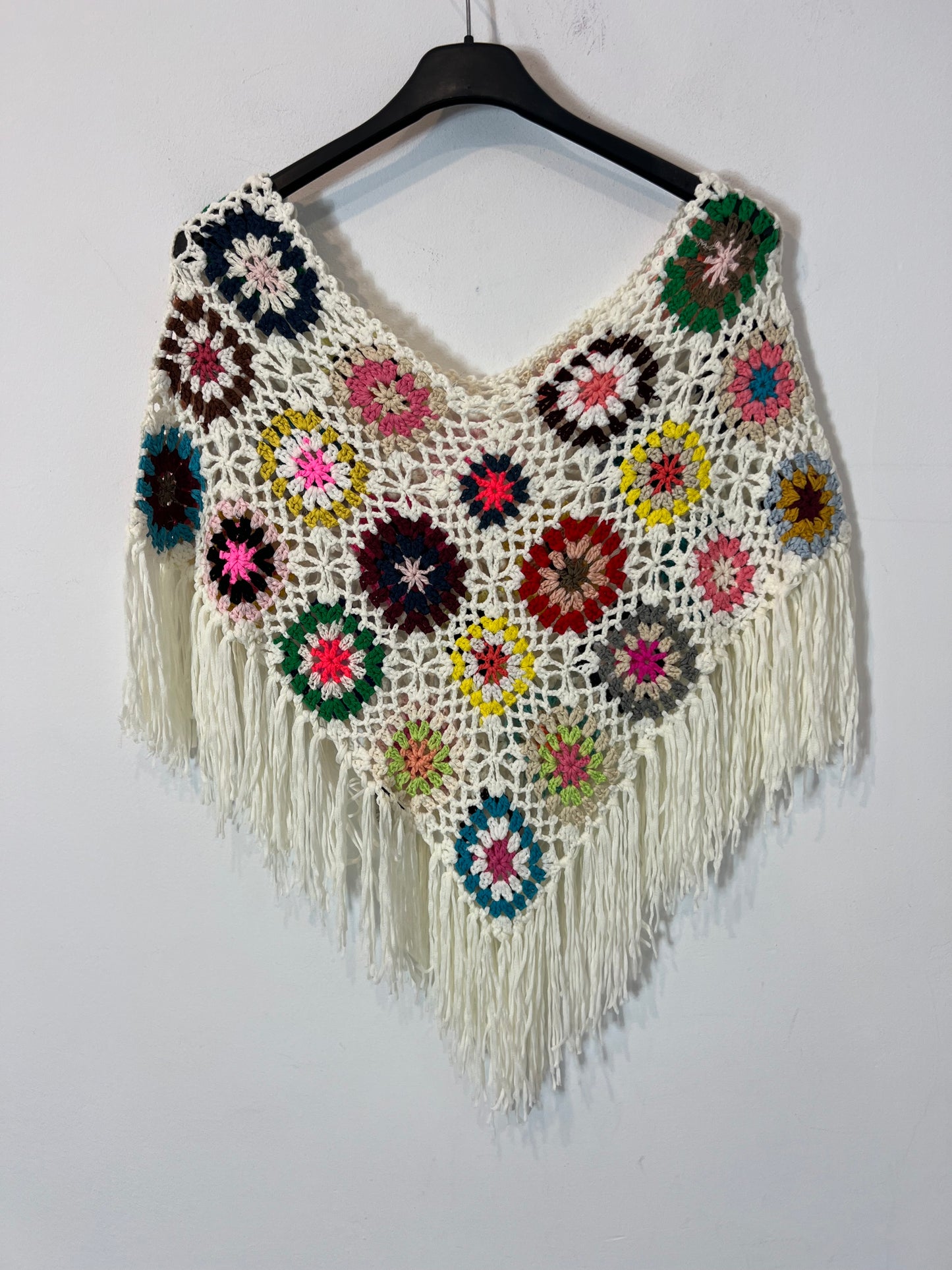 OTRAS. Poncho croché colores y flecos. T S